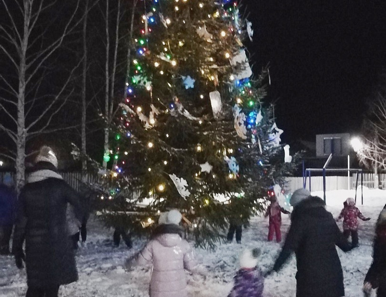В Воткинском районе зажигаются елки