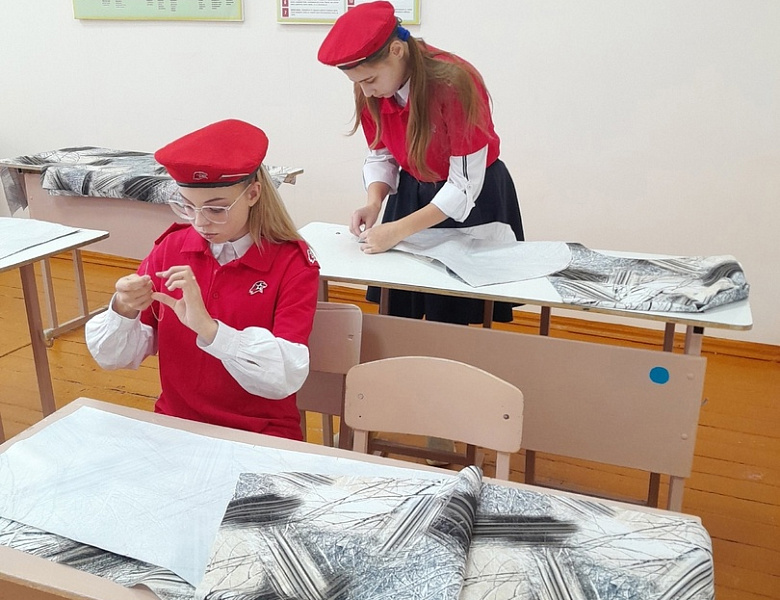 Школьники из Воткинского района шьют одежду для военнослужащих, участвующих в СВО