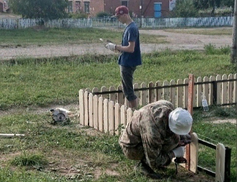 В с. Камское Воткинского района близится к завершению проект "Благоустройство детской игровой площадки "Дворик детства"