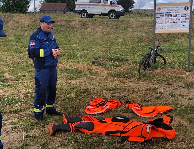 Уроки первой помощи утопающим получили от спасателей жители Воткинского района