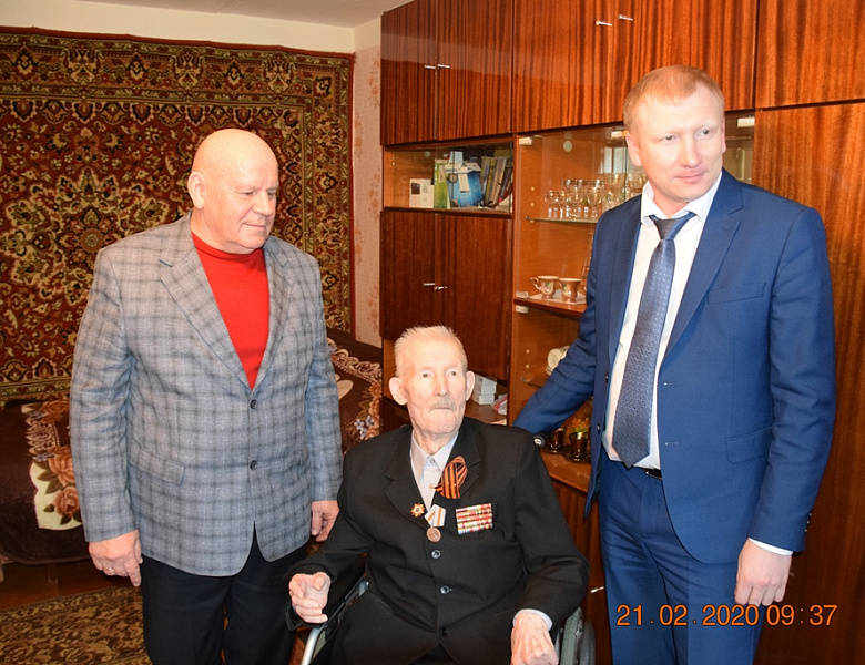 Вручение юбилейной медали «75 лет Победы в Великой Отечественной войне» ветерану войны, Почетному гражданину Воткинского района Владимиру Константиновичу Русских